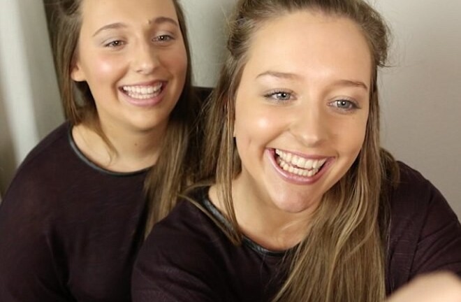 Hai cô gái bất ngờ tìm thấy bản sao của chính mình