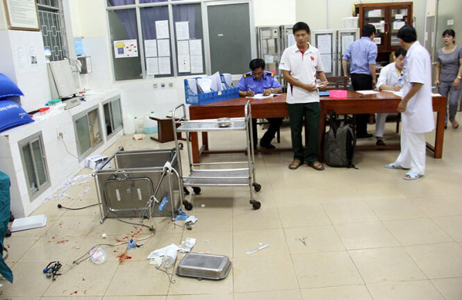 Giả người nhà bệnh nhân, chém đối thủ tại phòng cấp cứu