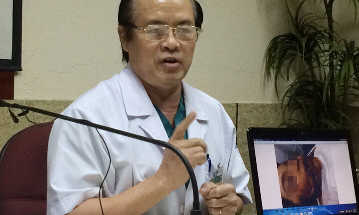 Bị chó nhà nuôi cắn, bé gái 8 tuổi nát hết mặt