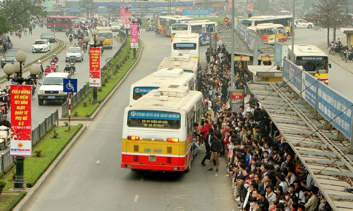 Đề xuất giãn, giảm xe bus giờ cao điểm: Xe bus “mà biết nói năng...”