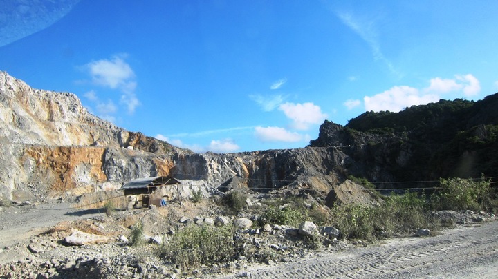 Trượt chân khi đang khoan đá trên núi, 1 công nhân tử vong