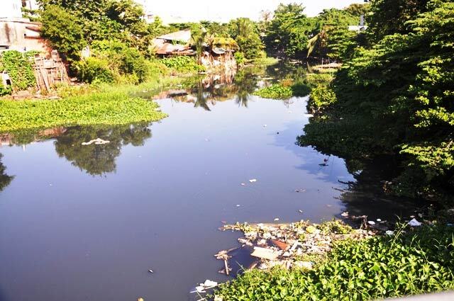 Trăm người truy bắt tên trộm cố thủ dưới dòng kênh ô nhiễm