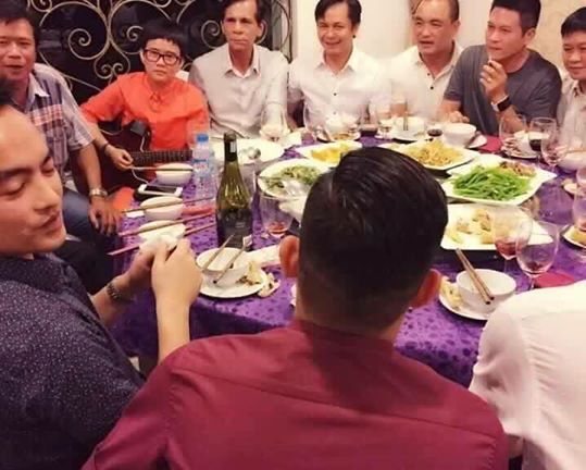 Đại gia kim cương thân thiết với bố ruột Hồ Ngọc Hà