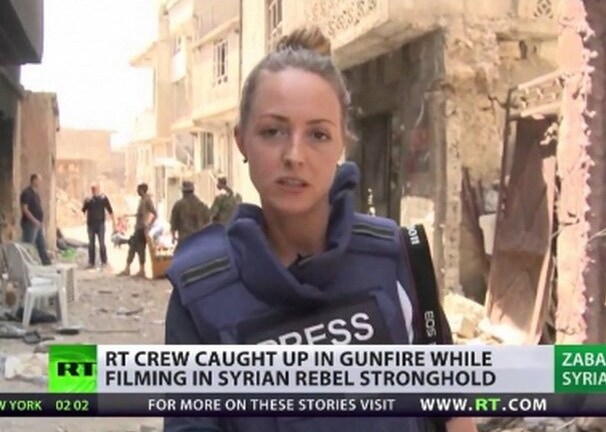 Nữ phóng viên xinh đẹp dũng cảm ghi hình nơi IS chiếm đóng ở Syria