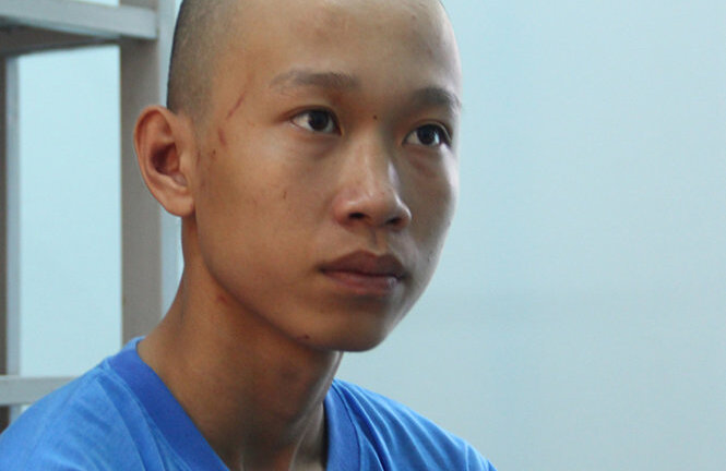 Khởi tố hai thiếu niên ném đá xe đang lưu thông trên đường