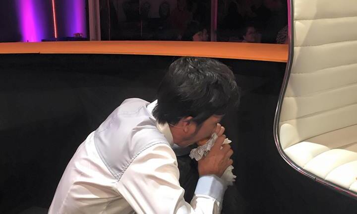 Hoài Linh ngồi xổm, gặm bánh mỳ sau ghế nóng khiến fan xót xa