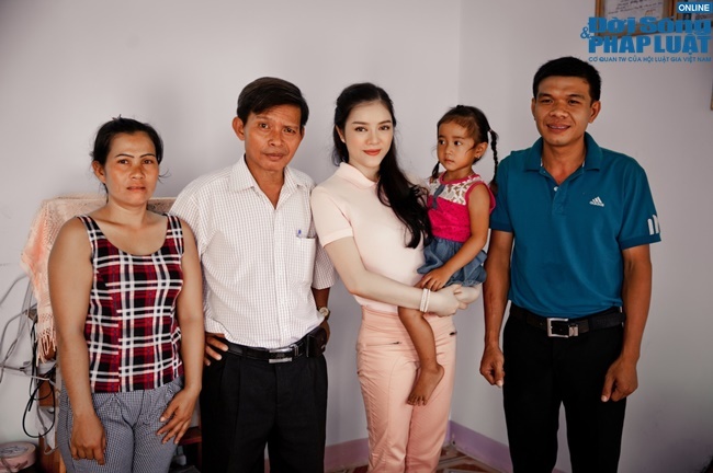 Lý Nhã Kỳ giản dị, gần gũi đi trao nhà tình thương ở Tây Nguyên