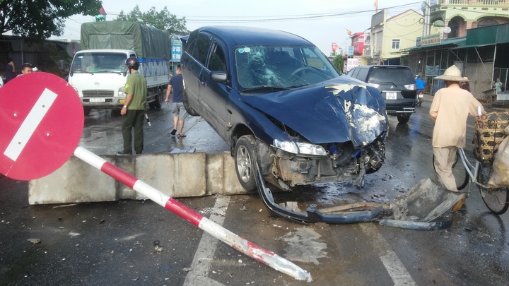 Bị xe tải húc, ô tô 4 chỗ đâm biển báo,