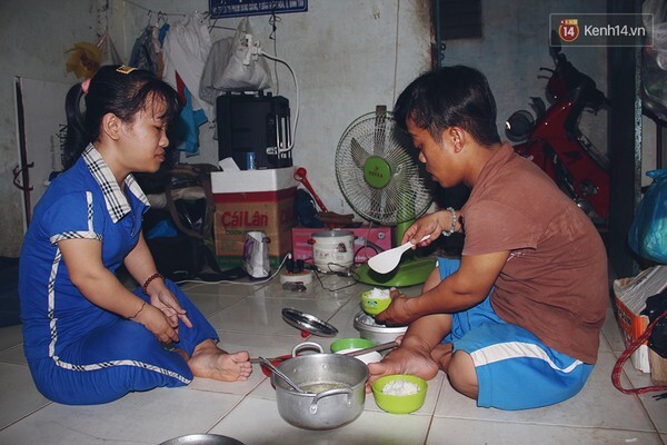 Chuyện tình đẹp như phim của cặp đôi tí hon bán vé số ở Sài Gòn