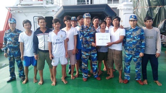 Tàu cá bốc cháy ngoài khơi, 15 ngư dân thoát chết