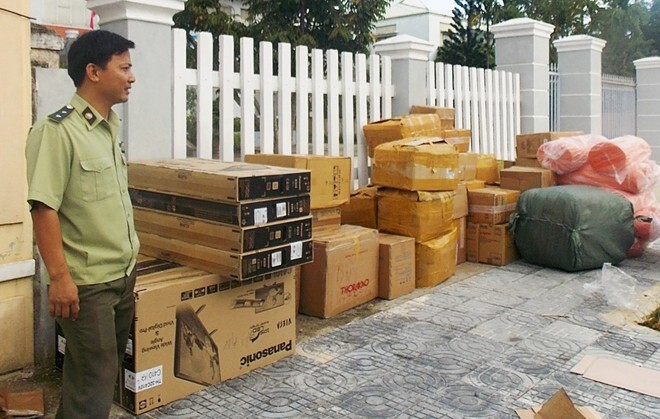 Xe khách chở số lượng lớn hàng nhập ngoại không rõ nguồn gốc