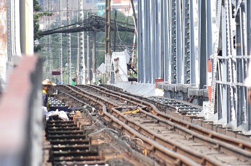Sà lan đâm cầu Bình Lợi, đường sắt Bắc - Nam tê liệt nhiều giờ