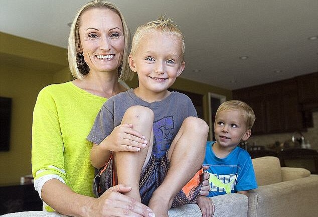 Ốc sên sống trong đầu gối cậu bé 7 tuổi