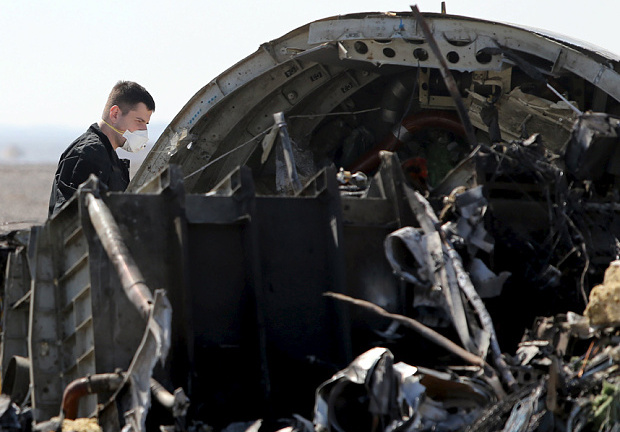 Chuyên gia Nga: Chiếc máy bay xấu số chở 224 người vỡ trước khi rơi 