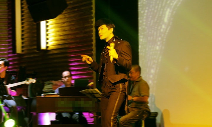 Nathan Lee xúc động rớt nước mắt trên sân khấu