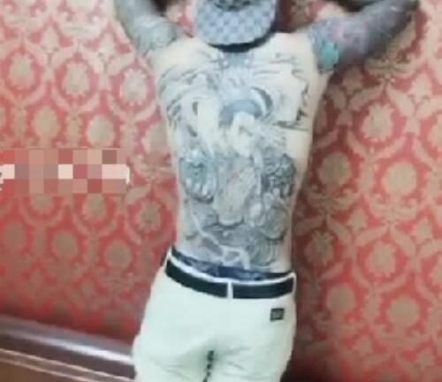 'Thanh niên cứng' xăm kín lưng bị vợ phạt úp mặt vào tường