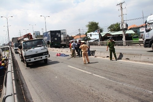Mất lái, nam thanh niên chở thuốc lá lậu tông vào dải phân cách tử vong