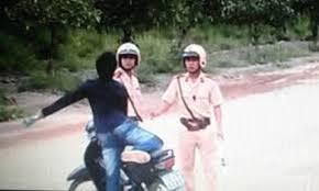 Bị yêu cầu dừng xe, tài xế xe tải hành hung cảnh sát giao thông