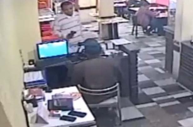 Thực khách ăn hoảng hồn vì chủ tiệm đấu súng với cướp