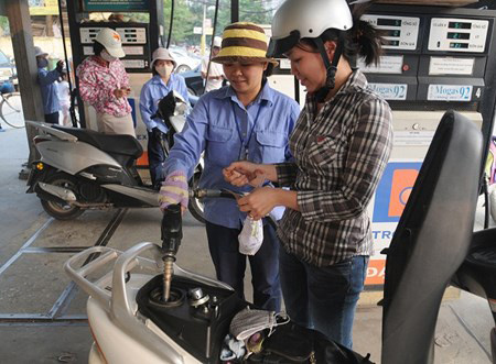 Giá xăng giảm mạnh xuống còn 17.232 đồng/lít từ 15h hôm nay (3/11)