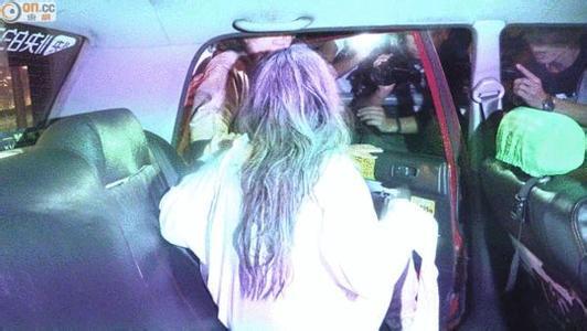 Tiểu thư của đặc khu trưởng Hồng Kông tát mẹ ngay trước đám đông