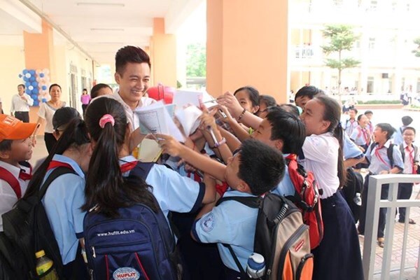 Ngô Kiến Huy: Áo ướt đẫm mồ hôi khi lần đầu đứng trên sân khấu