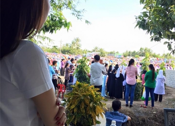 Ngọc Trinh khoanh tay viếng mộ mẹ khiến fan nghẹn ngào