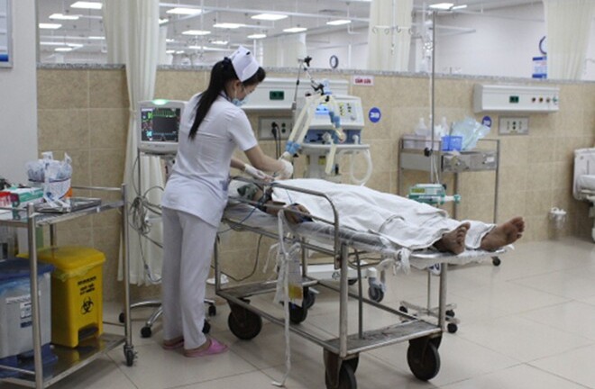 Nữ công nhân dập nát cánh tay vì bị cuộn vào máy đánh bóng gỗ