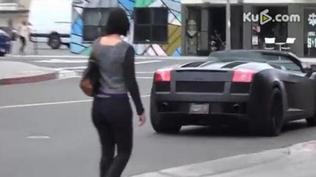 Chàng trai lái siêu xe Lamborghini để thử lòng các cô gái