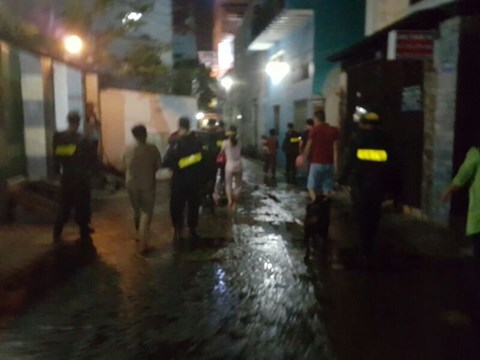 Cảnh sát đội mưa