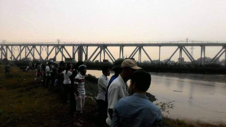 Hà Nội: Bí ẩn nam thanh niên tự tử dưới sông Đuống