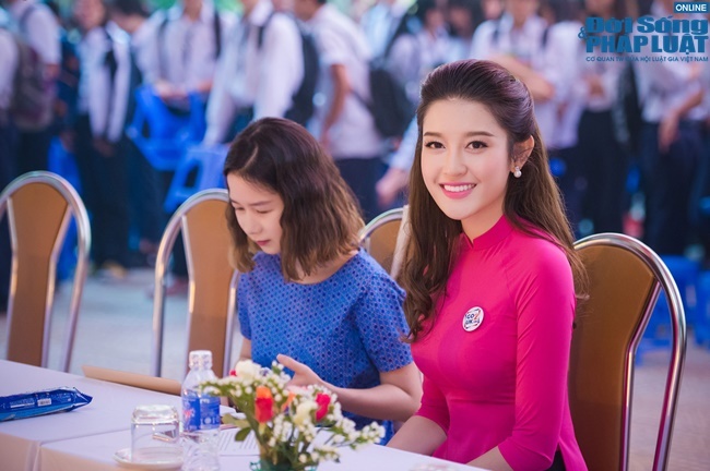 Á hậu Huyền My mặc áo dài, chào cờ cùng hàng trăm học sinh