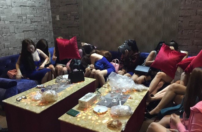 Phát hiện tiếp viên mặc đồ