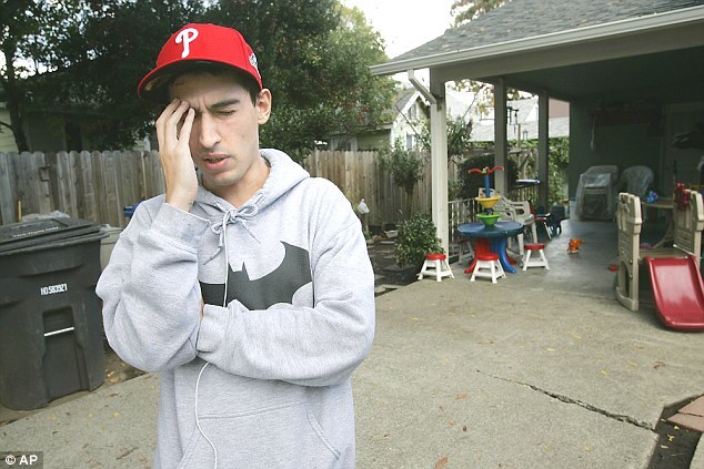 Chàng trai suýt mất mạng vì bị sán đào hang trong não