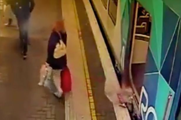 Con gái suýt bị tàu điện nghiền nát vì mẹ .... quên