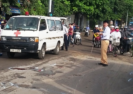 Dừng chờ đèn đỏ, 2 phụ nữ bị xe tải phía sau tông thương vong