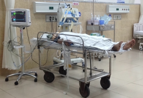 Người đàn ông bị đâm bất ngờ khi đang bế con dạo chơi