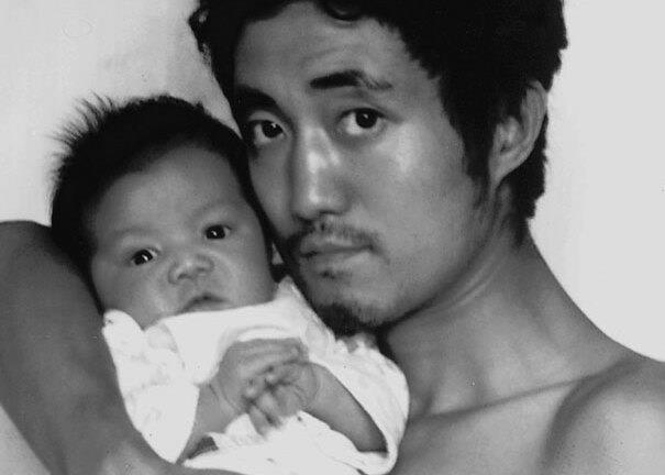 Bộ ảnh cha và con chụp cùng tư thế suốt 28 năm cho đến bức ảnh cuối cùng thì...