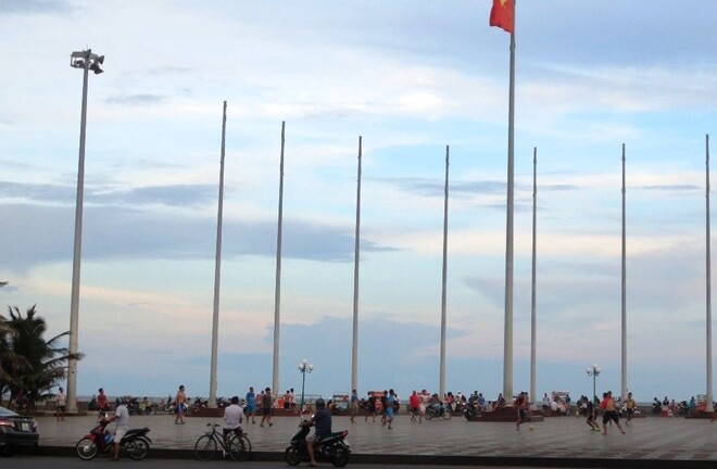 Nhóm thanh niên cầm dao kéo tấn công mẹ con bán hàng rong