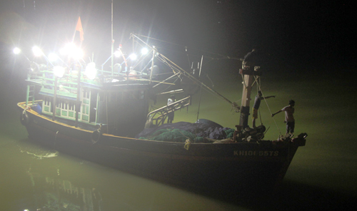 Ra giữa sông ăn uống trong đêm, một học sinh mất tích do thuyền lật