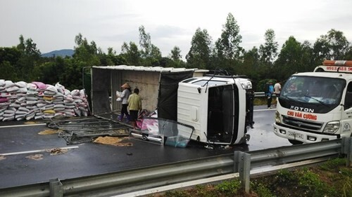 Taxi cố tình vượt phải, xe tải lật ngang trên cao tốc vì phanh gấp