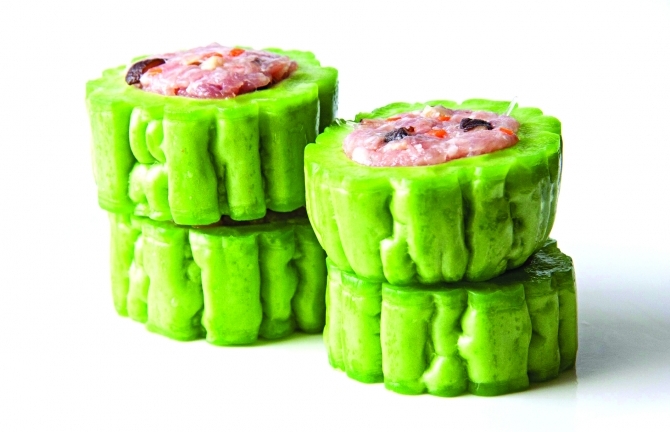 Canh mướp đắng nấu sườn non thanh mát bữa cơm cuối tuần