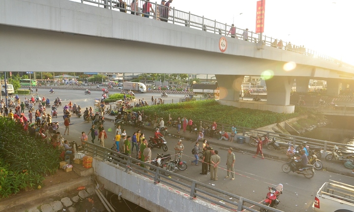 Hoảng hồn chứng kiến nam thanh niên gieo mình từ cầu vượt xuống đất