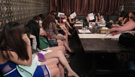 Đột kích nhà hàng, tiếp viên 