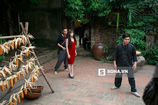 Linh Miu khổ sở mặc váy gợi cảm quay cảnh trong rừng đêm