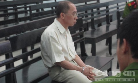 Hoãn xử vụ cha dượng 