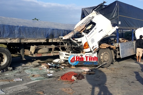 Đâm vào xe tải đậu bên đường, 2 người thương vong