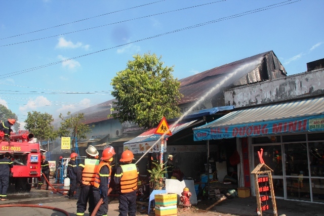 TP HCM: Cháy kho hàng trên đường Bến Bình Đông, 1 phụ nữ tử vong