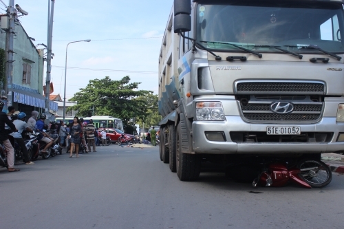 Bình Dương: Đôi nam nữ bị xe ben cán tử vong tại chỗ