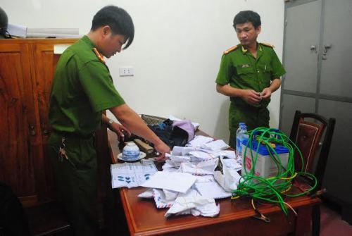 Đột kích sới bạc trong rừng tràm, bắt giữ gần 40 đối tượng